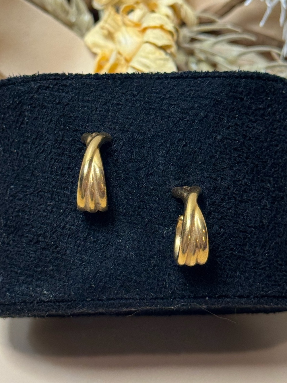 Vintage Avon Gold Tone Ribbed Swirl Hoop Stud Earrings